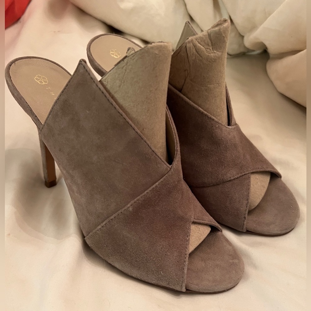 TRINA TURK tan stiletto mules 7